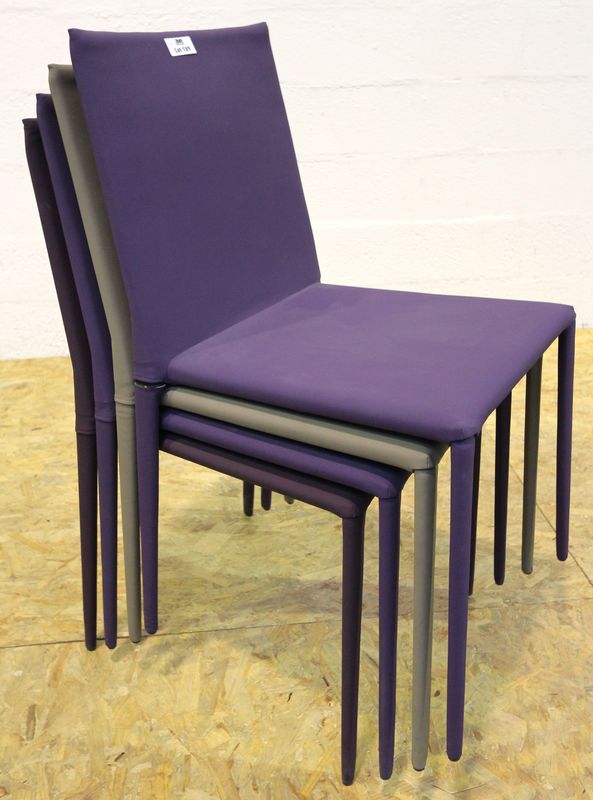 LIEVORE - ALTHERR - MOLINA
4 CHAISES MODELE NORMA A STRUCTURE EN ACIER ET POLYURETHANE, 2 A HOUSSES VIOLETTES, 1 A HOUSSE BEIGE FONCE ET UNE A HOUSSE VIOLET FONCE. EMPILABLES.
EDITION ARPER.
DIMENSIONS : 85  X 45 X 46 CM.
PRIX CATALOGUE : 588 EUROS L'UNITE.