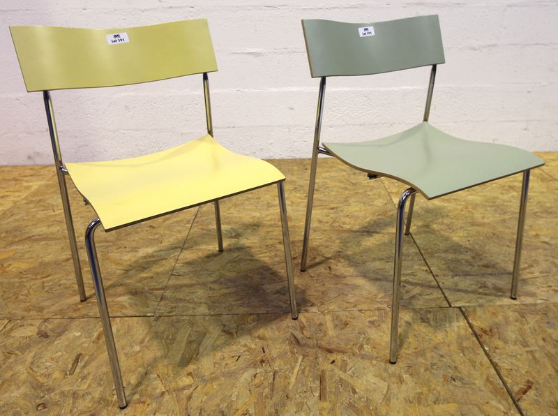 JOHANNES FOERSOM & PETER HIORT-LORENZEN
2 CHAISES MODELE CAMPUS, STRUCTURE EN ACIER CHROME A QUATRE PIEDS, ASSISE EN BOIS MUTLICOUCHE THERMOFORME DE COULEUR JAUNE ET VERT PASTEL.
EDITION LAMMHULTS.
DIMENSIONS : 75 X 47 X 47 CM.
PRIX CATALOGUE : 170 EUROS L'UNITE.