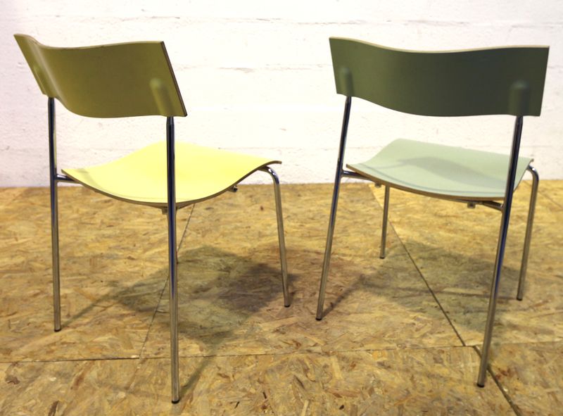 JOHANNES FOERSOM & PETER HIORT-LORENZEN
2 CHAISES MODELE CAMPUS, STRUCTURE EN ACIER CHROME A QUATRE PIEDS, ASSISE EN BOIS MUTLICOUCHE THERMOFORME DE COULEUR JAUNE ET VERT PASTEL.
EDITION LAMMHULTS.
DIMENSIONS : 75 X 47 X 47 CM.
PRIX CATALOGUE : 170 EUROS L'UNITE.