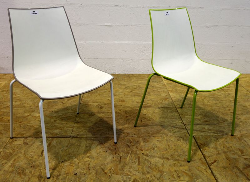 R&D DESIGN
2 CHAISES MODELE 3D, STRUCTURE METALLIQUE L'UNE LAQUEE BLANC L'AUTRE LAQUEE VERT POMME, ASSISES BICOLORES. BLANC/BEIGE ET BLANC/VERT POMME.
EDITION PEDRALI.
DIMENSIONS : 85 X 52 X 52 CM. PRIX CATALOGUE : 269 EUROS.