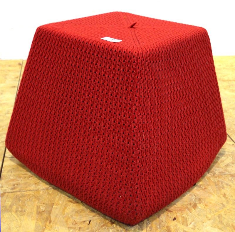 LIEST VAN DER SCHEER
POUF PYRAMIDE MODELE ROCCA MEDIUM, MAILLE EN LAINE MERINOS ROUGE.
EDITION CASALIS.
DIMENSIONS : 45 X 53 X 53 CM.
PRIX CATALOGUE : 625 EUROS.