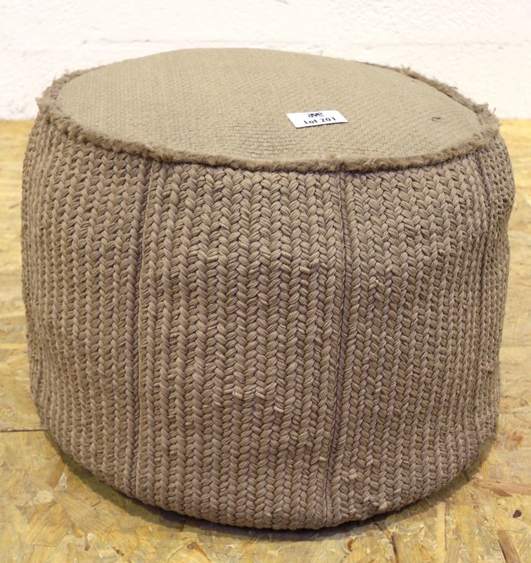 FRANCESCO ROTA
POUF ROND MODELE PLAY DE COULEUR BEIGE, REMBOURRAGE EN BILLES DE POLYSTYRENE.
EDITION PAOLA LENTI.
DIMENSIONS : 43 X 55 CM.
PRIX CATALOGUE : 858 EUROS.