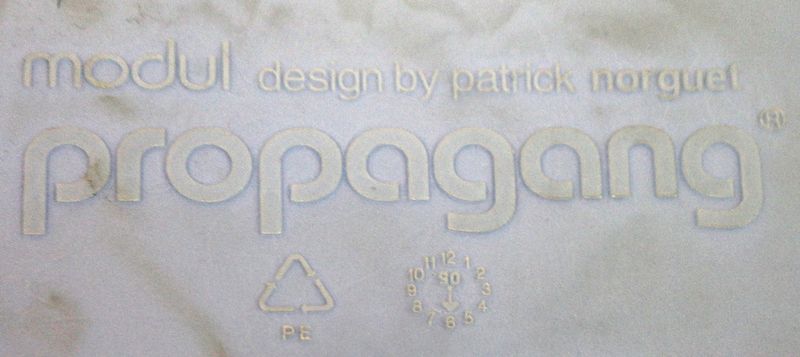 PATRICK NORGUET (1969)
TABLE BASSE MODULE EN PLASTIQUE BLEU.
EDITION PROPAGANG.
DIMENSIONS : 30 X 80 X 50 CM.
PRIX CATALOGUE : 160 EUROS.