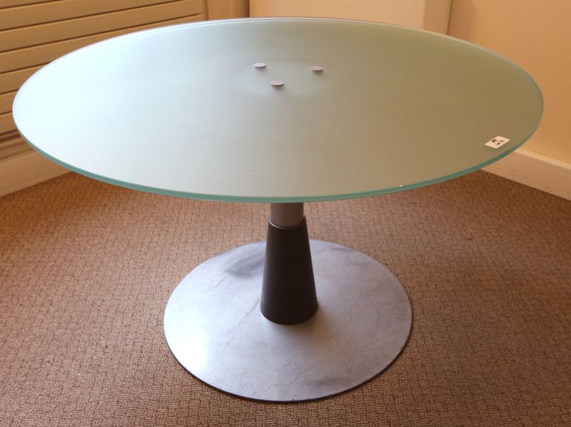 TABLE RONDE A PIETEMENT METALLIQUE LAQUE GRIS ET PLATEAU DE VERRE SABLE. DIMENSIONS : 72 X 120 CM.