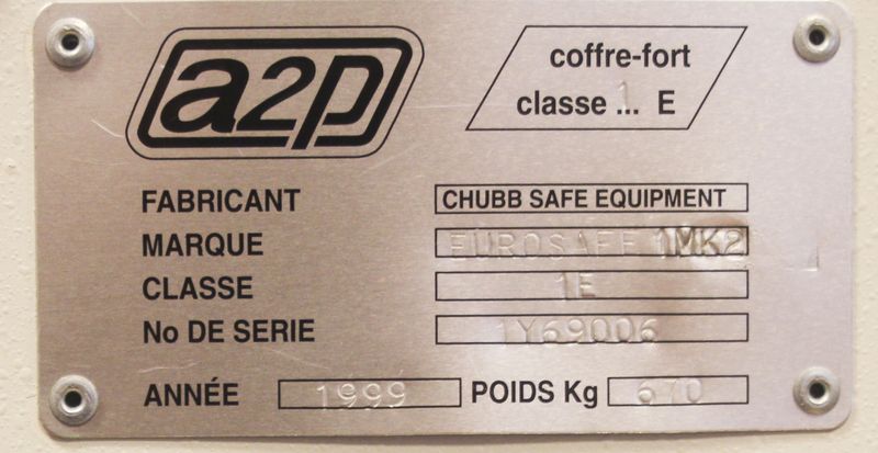 COFFRE-FORT DE MARQUE CHUBB MODELE 1MK2, FERMETURE A COMBINAISON ET A CLE. VENDU AVEC 2 CLES. POIDS 670 KG. DIMENSIONS : 100 X 62 X 70 CM.