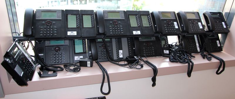 11 TELEPHONES DE MARQUE LG-NORTEL  MODELES 8840 - 8820 - 8830 DONT 2 VENDUS EN L'ETAT. VENDUS AVEC QUELQUES ALIMENTATIONS