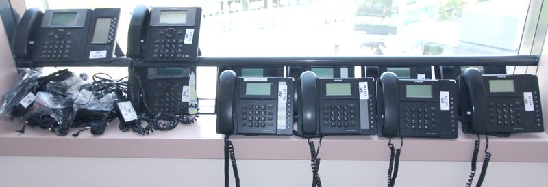 11 TELEPHONES DE MARQUE LG-ERICSSON IPECS MODELES 8840 ET 8815.. VENDUS AVEC LEURS ALIMENTATIONS