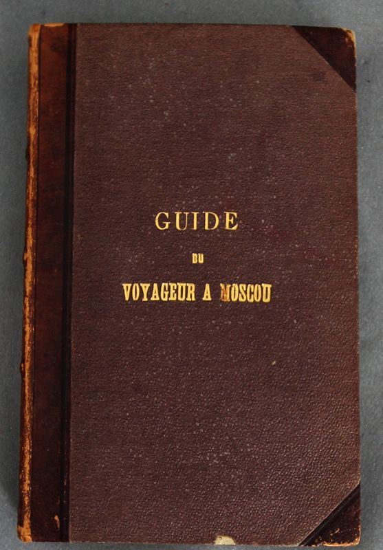 GUIDE DU VOYAGEUR A MOSCOU. EDITION MOSCOVITE DE 1874. AGREMENTEE DE 17 PHOTOS ENCOLLEES ET CARTE. (USURES ET ALTERATIONS).