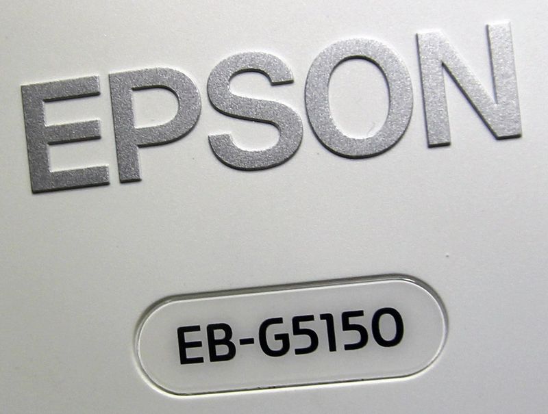 PROJECTEUR DE MARQUE EPSON MODELE EB-G5150. AVEC CABLES SYSTEME DE FIXATION PLAFOND, TELECOMMANDE.