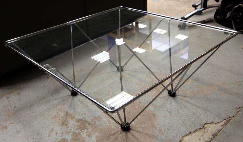 TABLE BASSE AVEC PLATEAU DE FORME CARREE EN VERRE REPOSANT SUR STRUCTURE EN METAL A ARRETE PYRAMIDALE. 30 X 80 X 80 CM.