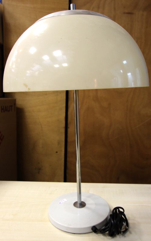 LAMPE DE BUREAU AVEC ABAT JOUR EN PLASTIQUE BLANC SUR PIETEMENT EN METAL LAQUE BLANC.