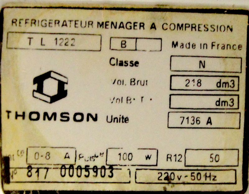 REFRIGERATEUR DE MARQUE THOMSON. 112 X 56 X 65 CM.