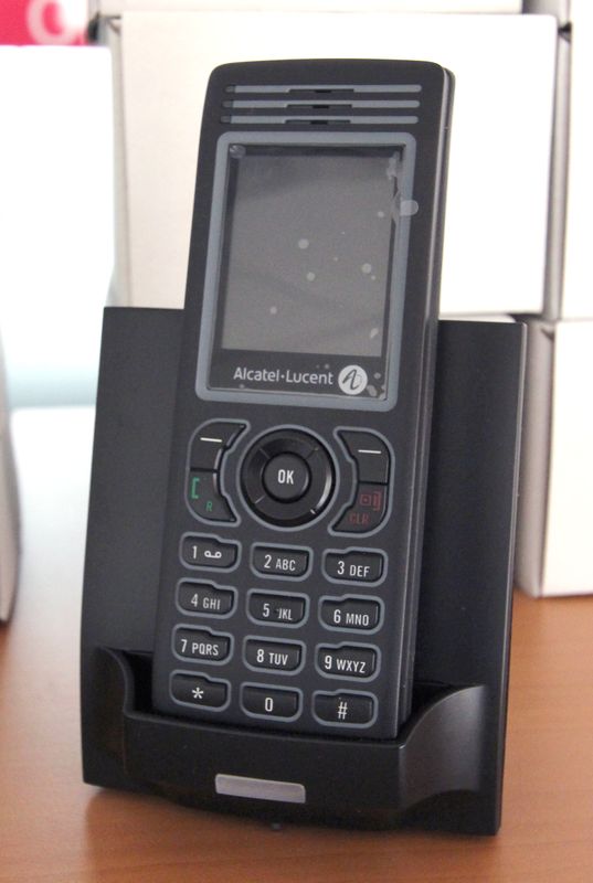 18 TELEPHONES DECT DE MARQUE ALCATEL-LUCENT MODELE 500 DECT HANDSET. ON Y JOINT : 38 CHARGEURS DE BUREAU. NEUFS DANS LEURS EMBALLAGES.