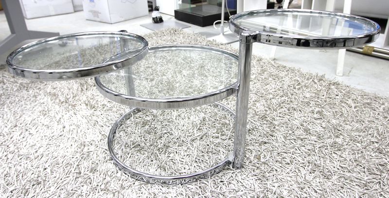 TABLE BASSE. STRUCTURE EN METAL CHROME A TROIS PLATEAUX DE FORME RONDE DONT DEUX DEPLOYANTS. 44 X 60 CM.