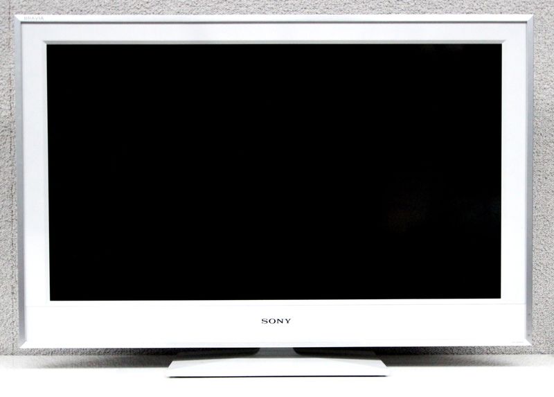 TELEVISEUR DE MARQUE SONY. MODELE KDL-40E4020. ECRAN LCD DE 40 POUCES. SUR PIED.