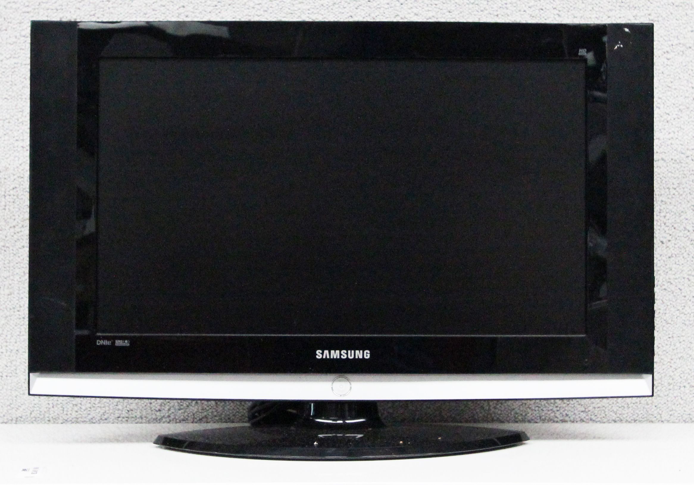 TELEVISEUR DE MARQUE SAMSUNG. MODELE LE27S71B. ECRAN HD LCD DE 27 POUCES. SUR PIED. 1 UNITE.