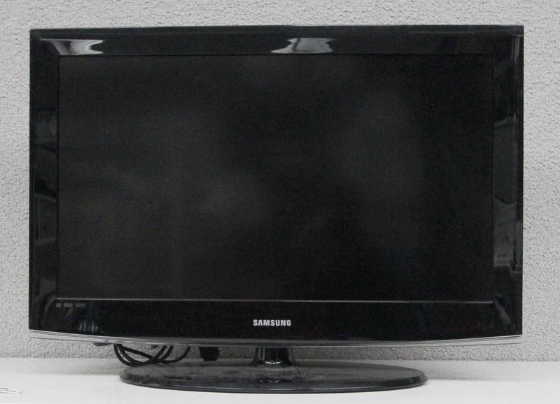 TELEVISEUR DE MARQUE SAMSUNG. MODELE LE32A466 C2M (ILLISIBLE). ECRAN HD LCD DE 32 POUCES. SUR PIED. 1 UNITE.