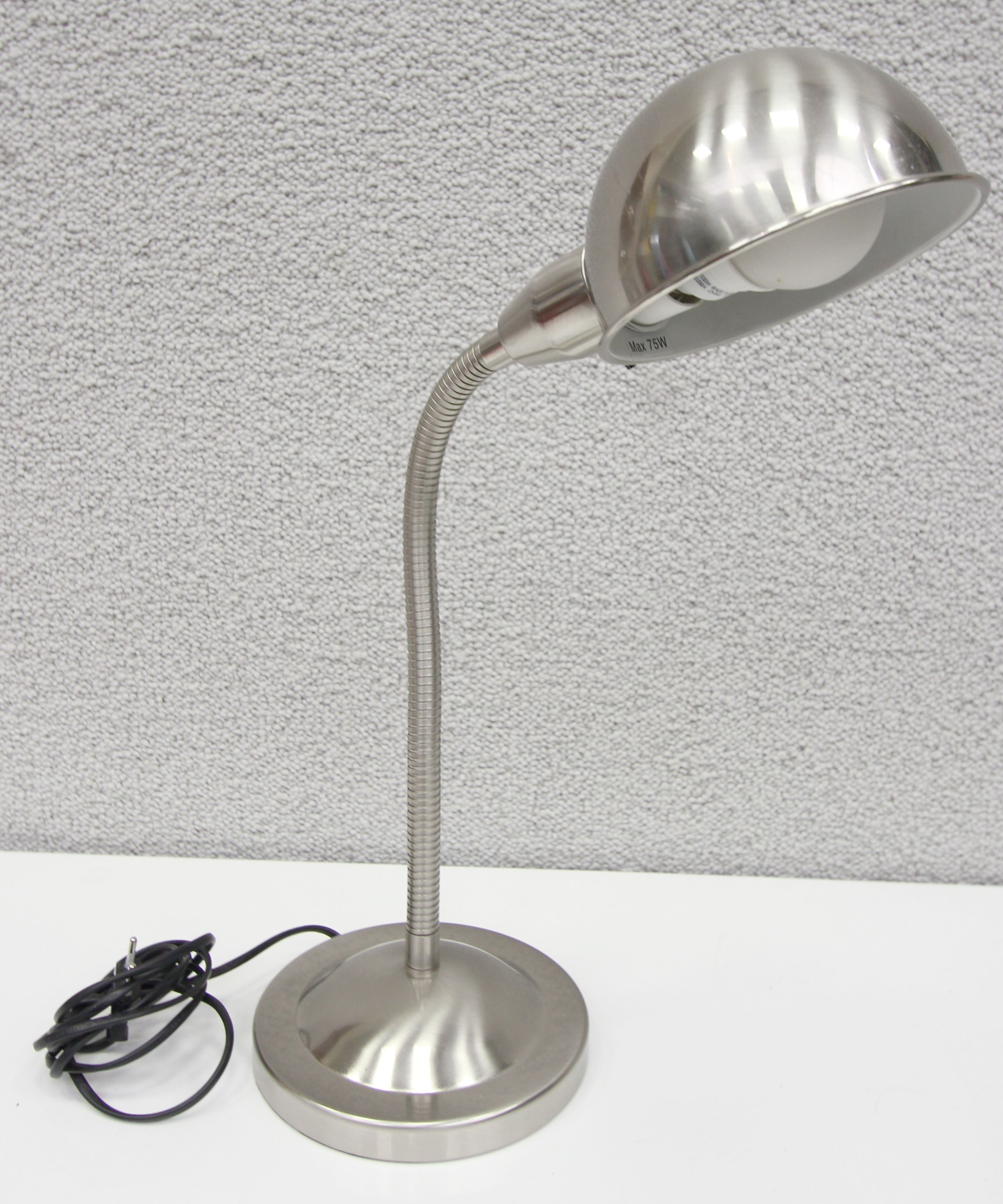 LOT 70. 1 UNITE.  LAMPE DE BUREAU A BRAS ARTICULE EN METAL DE MARQUE IKEA MODELE A0301.
