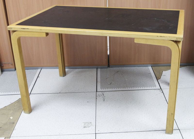 2 TABLES RECTANGULAIRES A STRUCTURE EN BOIS, LE PLATEAU LAQUE NOIR. DIMENSIONS : 72 X 120 X 75 CM. (RESERVE 2 -1ER ETAGE)