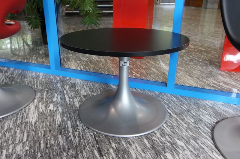 TABLE BASSE RONDE A PIETEMENT EN METAL DE FORME TULIPE, PLATEAU EN BOIS COULEUR WENGE. DIMENSIONS : 40 X 60 CM.