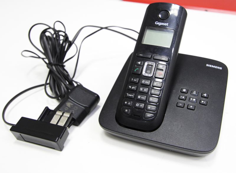 TELEPHONE SANS FIL DE MARQUE SIEMENS MODELE GIGASET A585. A58H. AVEC SES CABLES.