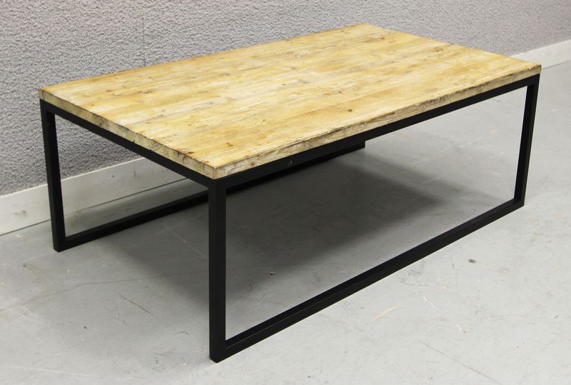 TABLE BASSE AVEC PLATEAU RECTANGULAIRE EN BOIS CERUSE BLANC REPOSANT SUR PIETEMENT EN METAL A SECTION CARREE.  45 X 120 X 70 CM.