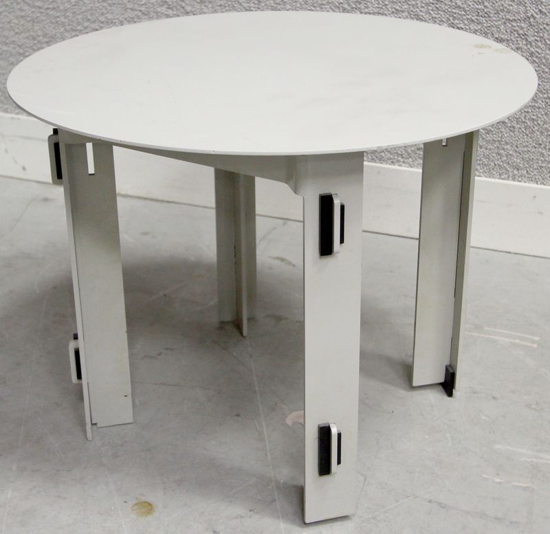 TABLE EN METAL LAQUE GRIS A PLATEAU DE FORME RONDE. 38 X 50 CM.