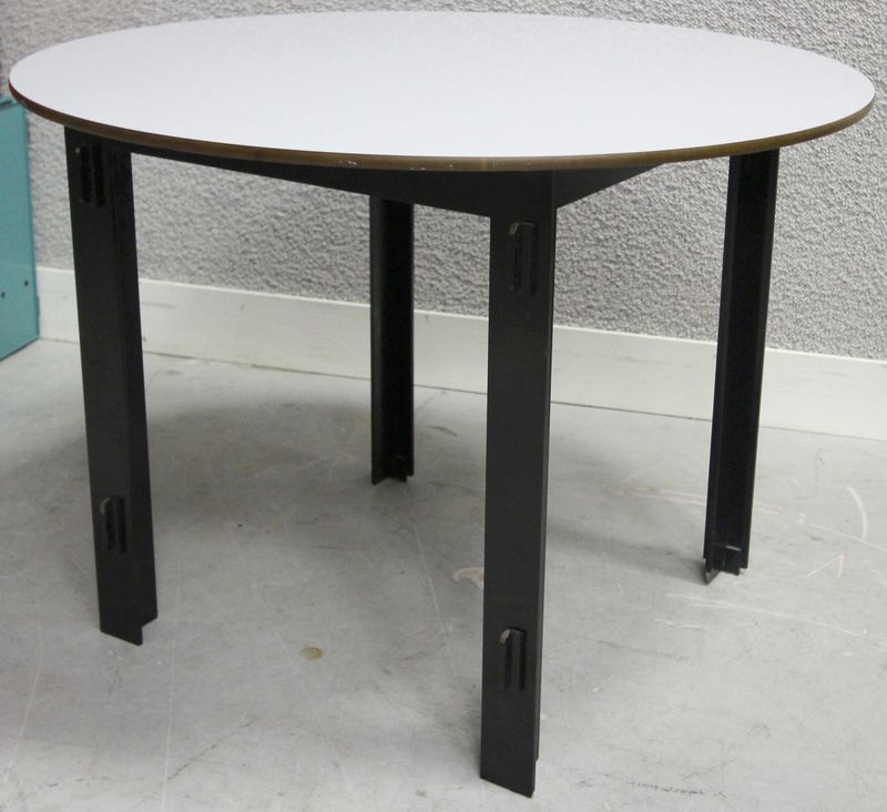 TABLE EN METAL LAQUE GRIS A PLATEAU DE FORME RONDE EN MELAMINE COLORI GRIS. 55 X 75 CM.