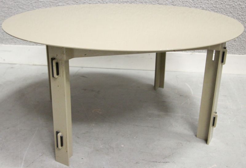 TABLE EN METAL LAQUE MARRON GLACE A PLATEAU DE FORME RONDE. 38 X 79 CM.
