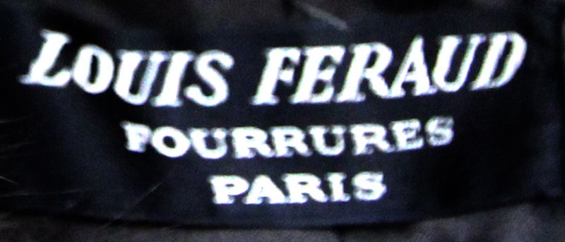 LOUIS FERAUD PARIS. MANTEAU BRUN  LONG EN FOURRURE .