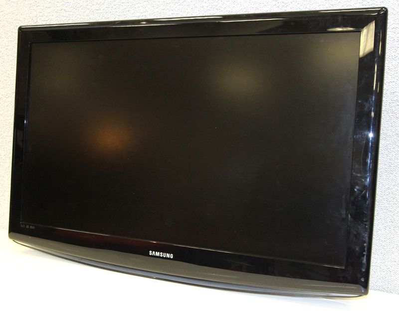 TELEVISEUR A ECRAN LCD DE 40 POUCES DE MARQUE SAMSUNG MODELE LE40R86BD. TV VENDUE AVEC SON ATTACHE MURALE.