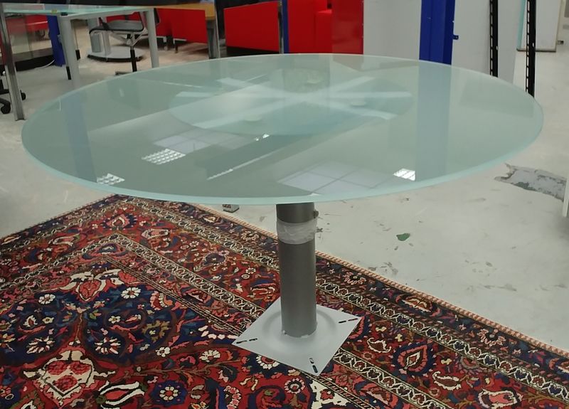 TABLE RONDE A PLATEAU EN VERRE PIETEMENT METALLIQUE GRIS. DIAMETRE: 118 CM