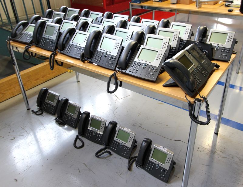 27 POSTES TELEPHONIQUES IP DE MARQUE CISCO MODELE 7962 ON JOINT UNE EXTENSION MODELE 7915.MANQUE UN COMBINE