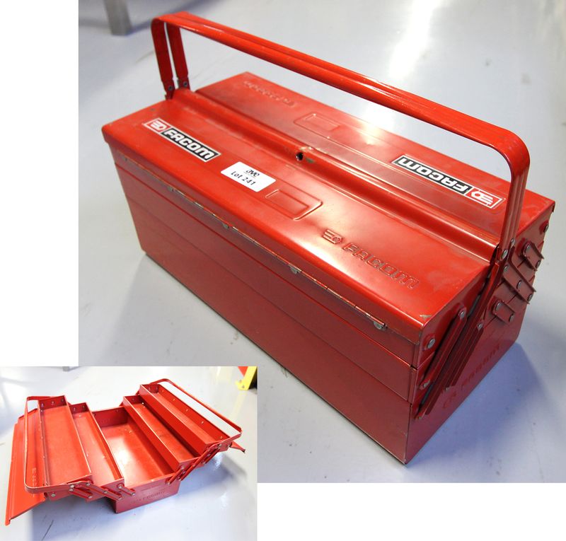 caisse-a-outils-de-marque-facom-en-metal -laque-rouge-a-5-cases-ouvrant-par-deux-cotes-vendue-vide-d