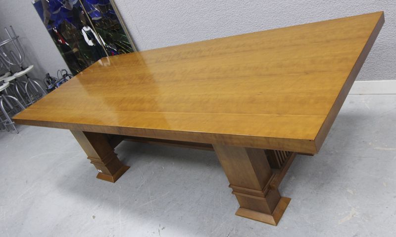 TABLE EN BOIS DE PLACAGE. MODELE "ALLEN  605" D'APRES LE DESIGN DE FRANCK LLOYD WRIGHT (1867-1959). DIM : 74 X 257 X 106 CM.