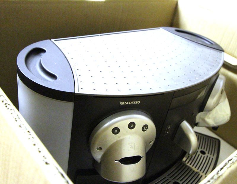 MACHINE A CAFE NESPRESSO MODELE PROFESSIONNEL GEMINI  200/220 AVEC 2 MACHINES CAFE ACCIDENTEE. VENDUE EN L'ETAT. RESERVE C.