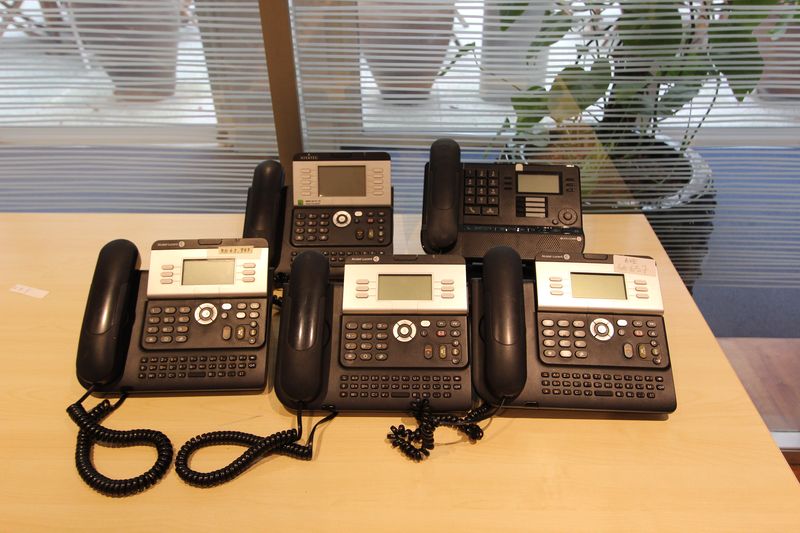5 TELEPHONES DE MARQUE ALCATEL LUCENT3  MODELE 4029, 3 MODELE 4039, 1 PREMIUM DESK PHONE MODELE 8029. RDC.