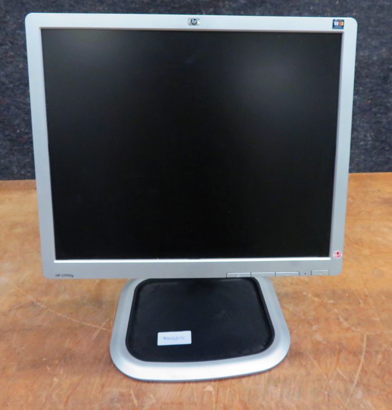 2 ECRAN LCD DE MARQUE HP MODELE L1950g . PIED AJUSTABLE.