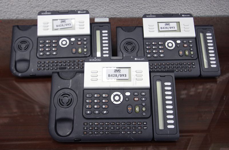 3 TELEPHONES DE MARQUE ALCATEL MODELE 4028. AVEC EXTENSION DE 10 CLEFS. COLORIS URBAN GREY.