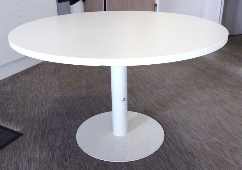 TABLE RONDE EN BOIS MELAMINE BLANC. 73 X 120 CM.