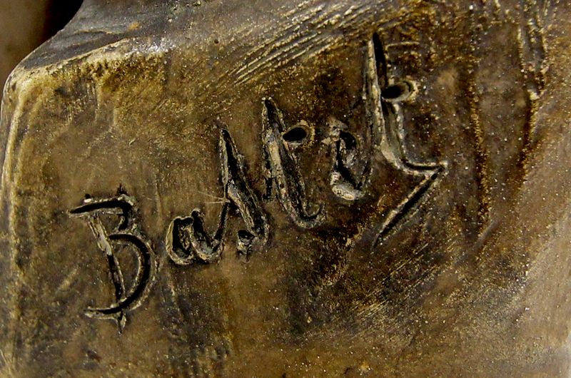 VICTORIEN-ANTOINE BASTET (1853-1905)
EGYPTIENNE AU PANIER D'ORANGE
TERRE CUITE MOULEE A LA PATINE BRONZE, SIGNATURE EN CREUX A L'ARRIERE
CACHET AM EN CREUX AVEC NUMEROTATION 146. 81 X 21 CM.