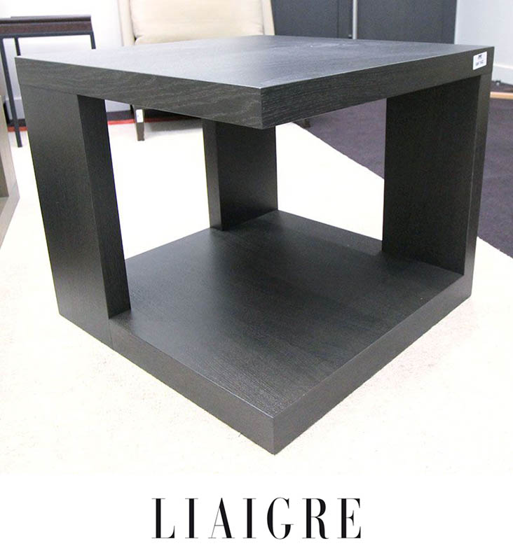 1 UNITE. TABLE BASSE DESIGN CHRISTIAN LIAIGRE MODELE PACHA EN BOIS PLAQUE DE STYLE WENGE. 55 X 65 X65 CM. USURES MARQUEES. 22-004.