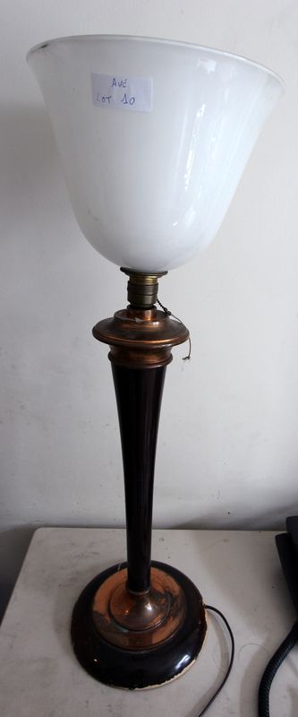 LAMPE DE TRAVAIL ANCIENNE. ABAT-JOUR EN VERRE DEPOLI BLANC. HAUTEUR 40CM. 32 RUE GALILEE BUREAU 309.