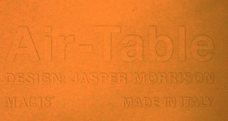 TABLE MODELE AIR-TABLE DESIGN JASPER MORRISON. EDITION MAGIS. 70 X 64X 64 CM. 1 UNITE. 11 GALILEE. 1ER ETAGE ESPACE PHOTOCOPIE.