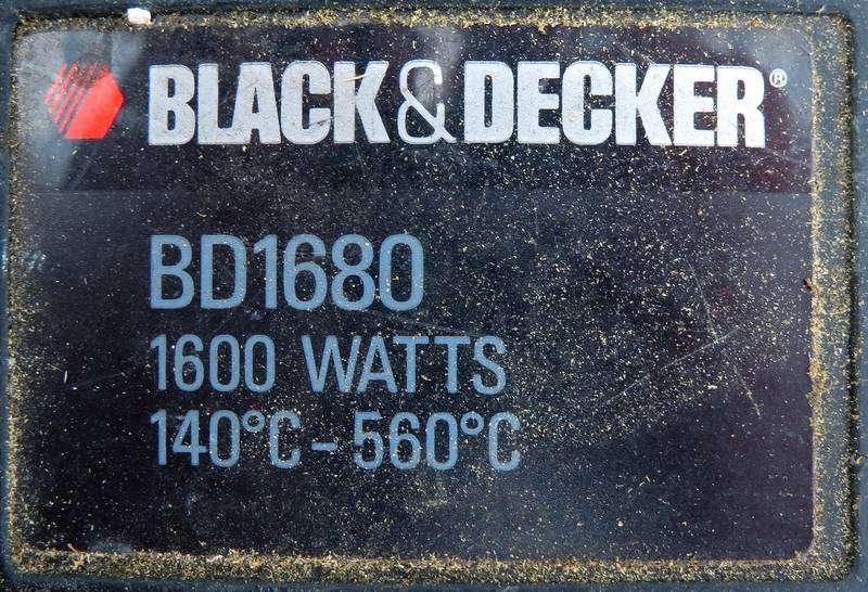PISTOLET THERMIQUE DE MARQUE BLACK & DECKER MODELE BD1680. 1600 WATTS. 140°C A 560°C. VENDU AVEC 3 EMBOUTS.