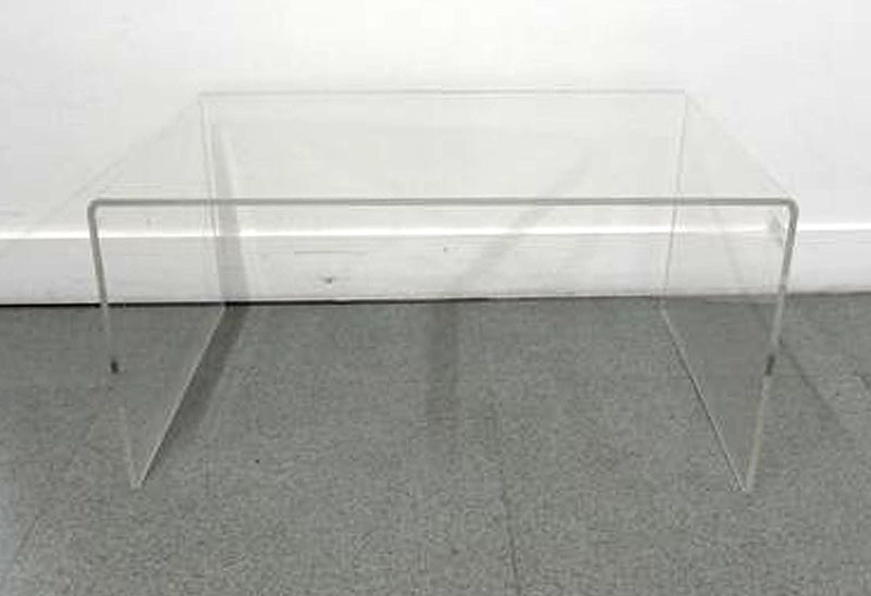 TABLE BASSE EN PLEXI A PLATEAU DE FORME RECTANGULAIRE ET 2 COTE PLEINS. 35 X 70 X 40 CM. -1 COULOIR CAFETERIA.