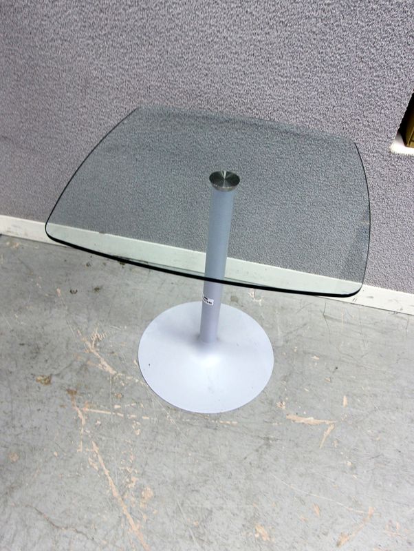 TABLE D'APPOINT A PLATEAU CARRE EN VERRE. PIETEMENT EN METAL LAQUE GRIS. 73 X 70 X70 CM.