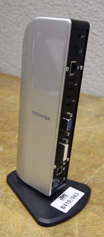STATION D'ACCUEIL USB DE MARQUE TOSHIBA AVEC VIDEO. MODELE DYNADOCK U10. SUR SON PIED.