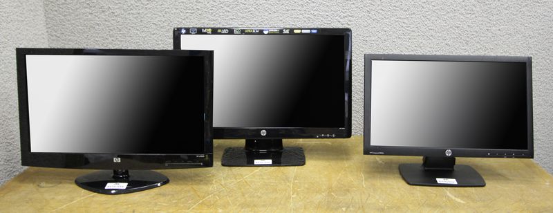 3 ECRANS DE MARQUE HP MODELES : LE2002X ECRAN LCD, 2311X ECRAN LED, HPX22 ECRAN LED. SUR PIEDS.
