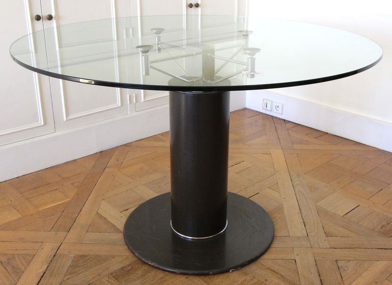 TABLE RONDE DE STYLE INDUSTRIEL PLATEAU EN VERRE ET PIETEMENT TUBULAIRE EN ACIER LAQUE NOIR. 73 X 120 CM. RIE.